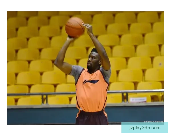 西卡因摊手抱怨裁判判罚吃到第二个技术犯规被驱逐出场