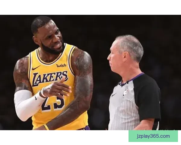 西卡因摊手抱怨裁判判罚吃到第二个技术犯规被驱逐出场